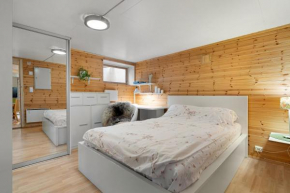 Room in cozy apartment 7 min walk from the city center
